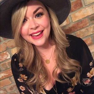 Meet your Posher, Caitlin